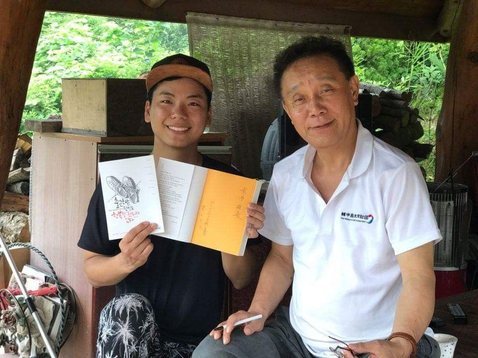 (사진) 권대욱 사장이 최근 출간한 '출근하는 당신은 행복할 권리가 있다' 책에 싸인 받고 좋아하는 산막스쿨 참가자