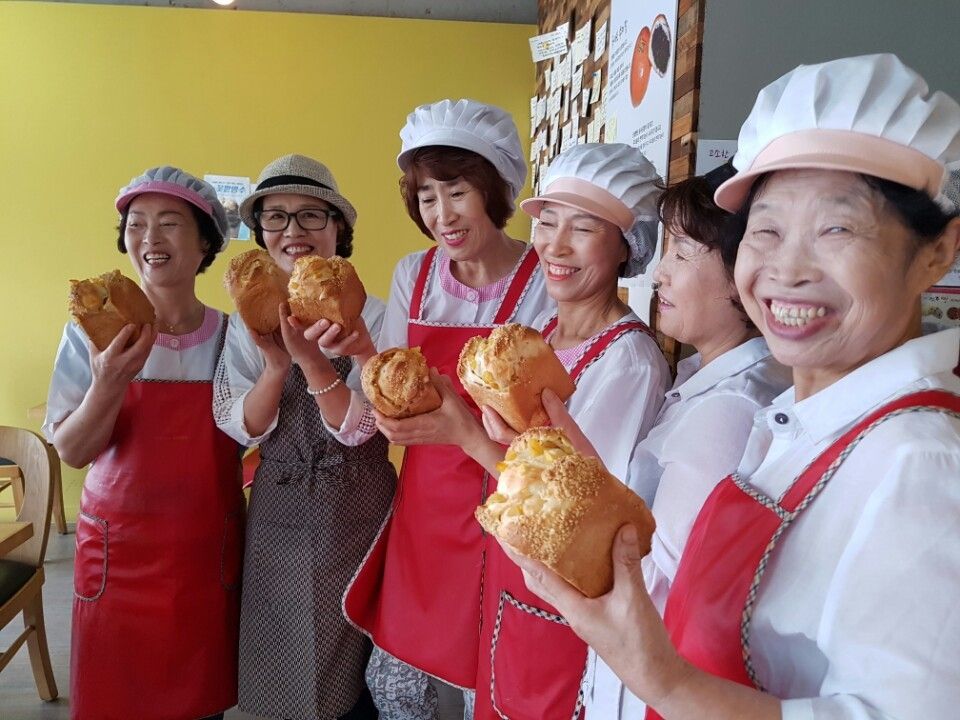 (사진) 전주빵 카페의 직원들