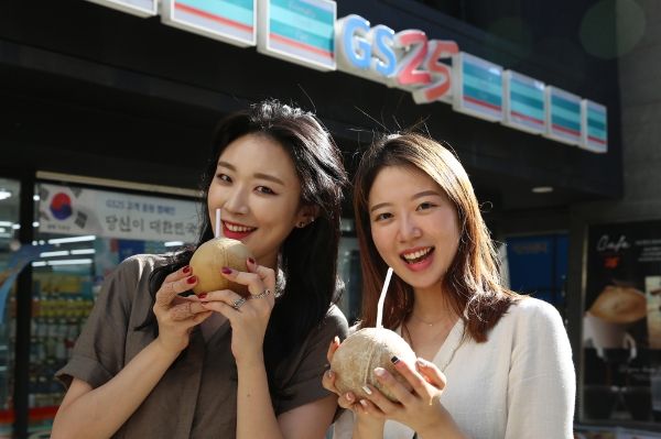 (사진) GS25는 특별한 여름 상품을 찾는 고객을 위해 열대과일의 대명사 코코넛 판매를 시작했다. / 사진제공 = GS리테일