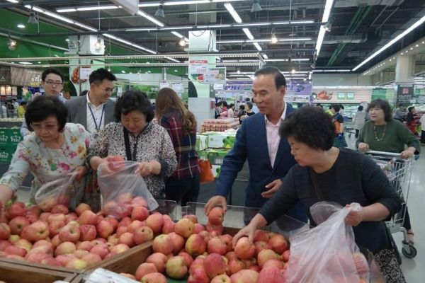 (사진) 우박피해 '보조개 사과'를 구입하고 있는 박덕흠 의원 (오른쪽에서 두번째) / 사진 = 박덕흠 의원 페이스북 캡처