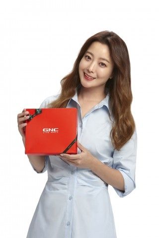 (사진) 동원F&B의 종합 건강기능식품 브랜드 GNC가 배우 김희선을 모델로 신규 TV 광고를 선보였다