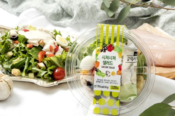 (사진) 다이어트와 건강 열풍에 샐러드로 식사를 해결하는 고객 늘어가고 있다.