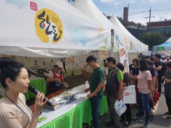 (사진) 대구 EXCO에서 열린 2017 한국국제축산박람회에 참여한 관람객들이 한돈을 맛보고 있다.