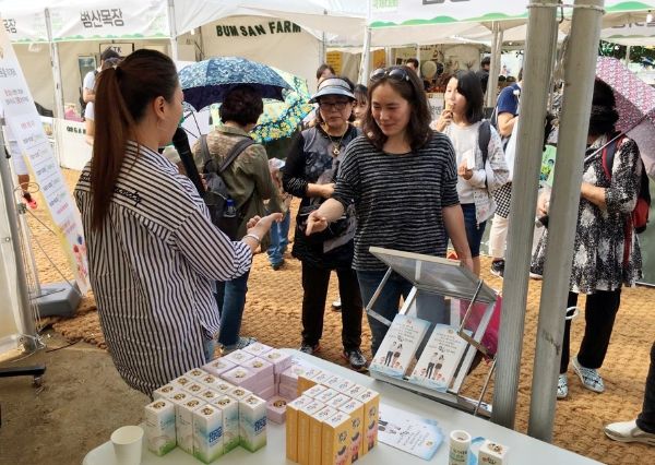(사진) 경기도 남양주 체육문화센터에서 열린 ‘제5회 친환경축산 페스티벌’에서 관람객들이 한돈 홍보부스를 관람하고 있다.