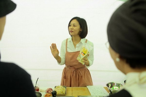 (사진) 통일 요리 교실에서 녹두전 요리를 설명하고 있는 요리연구가 문성실씨 / 사진 = 푸드경제TV